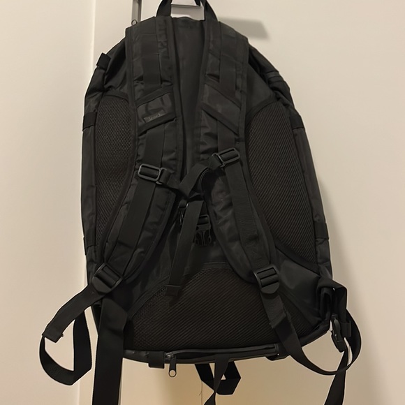 Bench black backpack with yellow waterproof cover built in - Picture 7 of 12